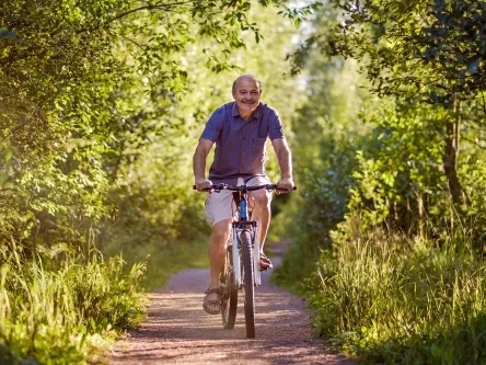 homme senior a velo
