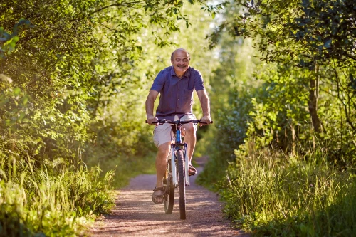 Homme senior faisant du vélo